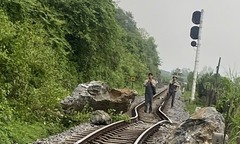 3 tảng đá  "khủng " rơi xuống khiến đường ray xê dịch, tàu Bắc - Nam tạm ngưng qua Quảng Trị