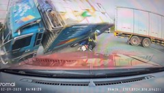 Clip: Rùng mình trước khoảnh khắc xe tải mất lái, lất nghiêng đè trúng người phụ nữ đi đường