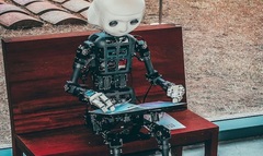 Nữ nhân viên ngân hàng kỳ cựu bất ngờ bị sa thải, thay thế bằng chính chatbot AI do cô đào tạo