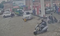 Người phụ nữ 60 tuổi bị ô tô tông tử vong khi ngồi chờ con trai đổ xăng, tài xế gây tai nạn bỏ trốn