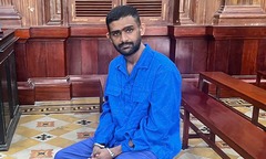 Vị khách người Ấn Độ giấu 362 viên kim cương trong hộp kẹo, tuồn vào Việt Nam