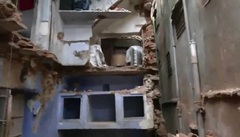 Kinh hãi cảnh tòa nhà bất ngờ đổ sập, 9 người thương vong trong cơn mưa lớn