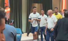 Clip: Ronaldo đẩy CĐV văng ra xa khi bị tiếp cận tại khách sạn