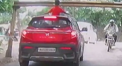 Clip:  Bé trai đập đầu vào thanh chắn sau khi thò đầu ra cửa sổ trời ô tô