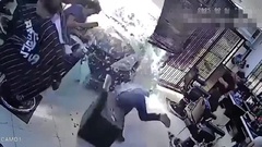 Clip: Ô tô mất lái lao vào tiệm cắt tóc, hai người bị thương