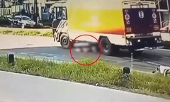 Clip: Đâm vào ổ gà rồi ngã xuống đường, người phụ nữ 44 tuổi bị xe tải chạy tốc độ cao cán tử vong