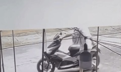 Vô tình vặn tay ga xe máy, bé trai 7 tuổi tử vong thương tâm: Camera ghi lại giây phút đau đớn