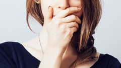  Bị bạn trai cũ không tắm suốt 1 tháng tấn công, cô gái suýt ngất xỉu