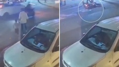 Đau xót clip cha bị xe máy tông tử vong, trước khi chết làm một việc khiến người xem rơi nước mắt