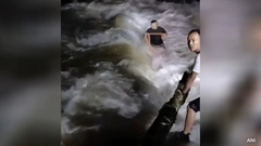 Clip: Lở đất đổ xuống nhà dân trong đêm, 4 người tử vong thương tâm ở Ấn Độ