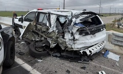 Clip: Xe tuần tra ở Mỹ bị đâm văng, cảnh sát mắc kẹt trên thành cầu