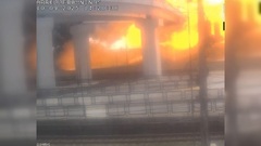 Clip: Xe bồn chở gas bị lật trên cao tốc, phát nổ kinh hoàng, gần 100 người thương vong