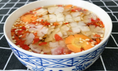 Nước chấm bún chả Hà Nội pha giấm hay chanh mới chuẩn vị?