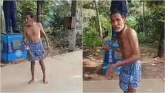 Bắt rắn độc trong chuồng gà, người đàn ông quấn quanh cổ, dọa ném vào người dân