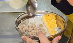 Bị  "tố " dùng thực phẩm bẩn trong bữa ăn bán trú, trường tiểu học ở Đà Lạt báo cáo gì?