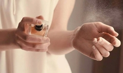 Mẹo xịt nước hoa lưu hương cả ngày trong mùa hè