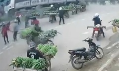 Khoảnh khắc xe tải bất ngờ lao thẳng vào chợ chuối ở Quảng Trị, 3 người tử vong thương tâm
