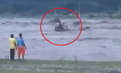 Clip: Xe đầu kéo chở 10 công nhân không may bị nước lũ cuốn trôi, người dân trên bờ bất lực la hét