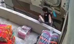 Rùng mình cảnh camera ghi lại: Thanh niên 25 tuổi bất ngờ rơi thẳng từ tầng 2 xuống đất