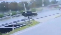 Camera giám sát ghi cảnh ô tô chạy quá tốc độ, đâm vào dải phân cách, xoay nhiều vòng trên cao tốc