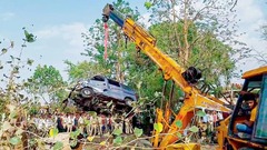 Ô tô bất ngờ nổ lốp, lao thẳng xuống giếng sâu, 4 người trên xe tử vong thương tâm ở Ấn Độ