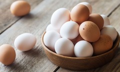Vì sao trứng gà nâu đắt hơn trứng trắng?