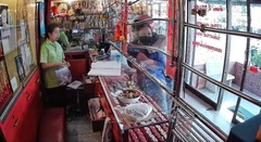 Camera ghi cảnh người đàn ông dùng dao cướp tiệm vàng, bắt khách làm con tin