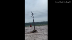 Clip: Người đàn ông ôm cột điện suốt 5 giờ để thoát khỏi dòng lũ dữ