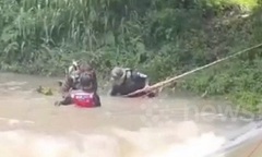 Clip: Bi hài cặp đôi bị nước lũ cuốn xuống sông, chồng chọn cứu chiếc xe máy thay vì giúp vợ