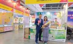Bỏ phố về quê, vợ chồng 8X  "vắt " thứ nước lạ từ hoa dừa, mỗi tháng kiếm trăm triệu, xuất sang cả Mỹ, Đức