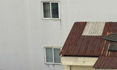 Đã xây hết đất, có được trổ cửa sổ sang nhà hàng xóm?