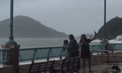 Đứng sát bờ biển chụp ảnh  "tự sướng " giữa siêu bão Ragasa, 3 người bị sóng hất văng