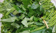 Nước luộc rau muống màu nâu đen có phải nhiễm hóa chất?