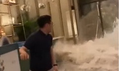 Siêu bão Ragasa: Kinh hoàng cảnh sóng lớn dâng cao đánh vỡ tan cửa kính khách sạn 5 sao bên bờ biển ở Hong Kong (Trung Quốc)