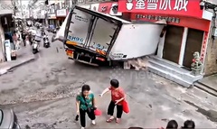 Clip: Khoảnh khắc xe tải chở tôm đột ngột hỏng phanh, mất lái rồi đâm vào cửa hàng trà sữa
