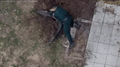 Camera ghi cảnh cảnh sát quăng dây, khống chế cá sấu  "khủng " đột nhập nhà dân