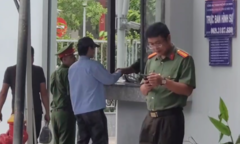 Ca sĩ Khánh Phương tới làm việc với Công an TP.HCM