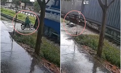 Clip: Hoảng hồn cảnh người phụ nữ đi xe máy bị tàu hỏa tông trúng 