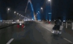 Camera ghi cảnh xe máy đổ, trượt dài tóe lửa trên cầu Nhật Tân, Hà Nội