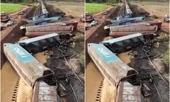 Clip: Tàu tông xe tải trên đường ray, 14 toa chở ngô bị lật nghiêng