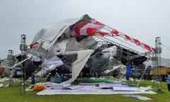 Bão BUALOI  "xé tan " rạp cưới ở Đà Nẵng, thổi bay phụ kiện trang trí, bàn ghế ngổn ngang khắp nơi