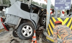 Clip: Hiện trường xe tải mất phanh lao vào trạm thu phí, 9 người thương vong