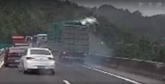 Clip: Ôtô  "bay " khỏi cầu sau cú đâm kinh hoàng của xe tải