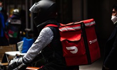 Thấy khách đặt mua rìu, túi đựng rác và thuốc tẩy, shipper lập tức báo cảnh sát và cái kết bất ngờ