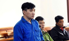 Xét xử vụ tài xế xe tải cán 2 lần qua người đi xe máy: Bị cáo khai  "tưởng cán trúng đá "