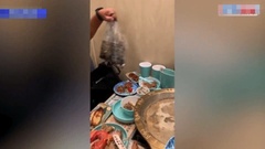 Cặp đôi ăn buffet bị  "ném đá " vì hành động không ngờ giữa nhà hàng