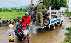 Clip: Công an xã ở Lâm Đồng đưa học sinh qua đập tràn ngập lụt để đến trường