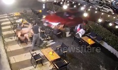 Clip: Ô tô mất kiểm soát, đâm thẳng vào cửa hàng lẩu, trúng nhiều thực khách
