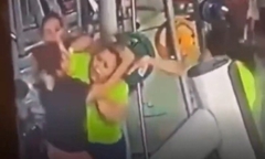 Clip: Tranh giành máy tập tại phòng gym, 2 người phụ nữ lao vào ẩu đả dữ dội 