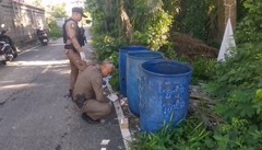 Đi đổ rác, người đàn ông phát hiện bé gái sơ sinh trong chiếc túi, dân làng truy tìm danh tính người mẹ